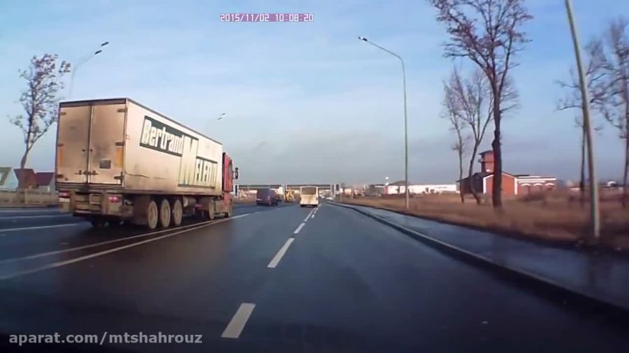 واکنش ماهرانه راننده تریلی برای اجتناب از تصادف ( روسیه