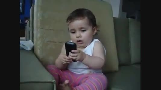 گفتگوی الکی یک کودک عرب زبان با گوشی تلفن همراه