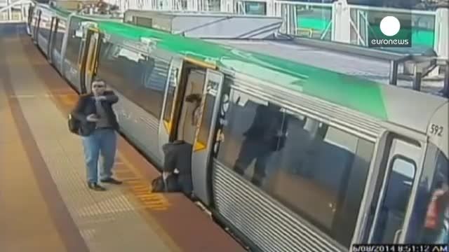مردی که پایش در لبه قطار مترو گیر می کند....