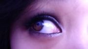 چشم های عجیب دختر