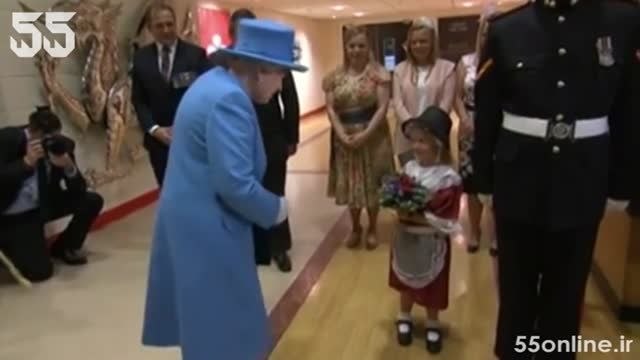 سیلی خوردن اتفاقی دختربچه هنگام استقبال از ملکه