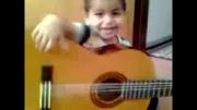 گیتار زدن بچه