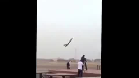 مانور بسیار زیبا خلبان کویتی با جنگنده