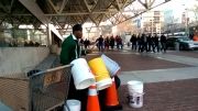 نوازندگی حرفه ای گدا با سطل در خیابان های واشنگتن