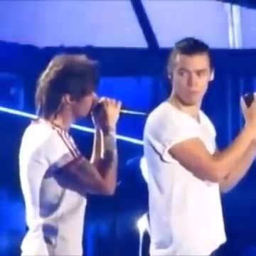 Harry winks at Louis on stage Sep.2014
