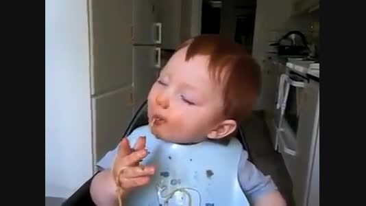 ماکارونی خوردن بچه ی خواب آلود