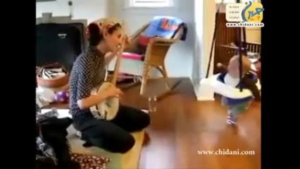 واکنش کودک به گیتار