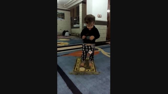 نماز خواندن آراد