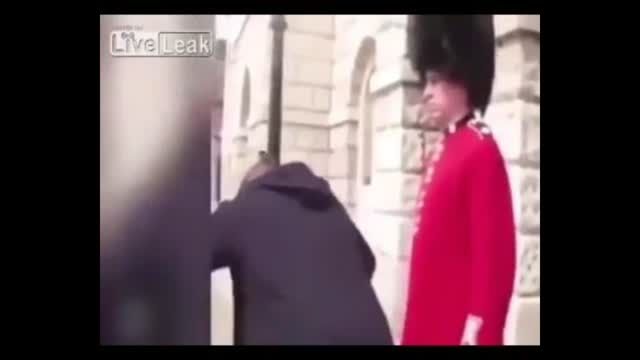 مشت خوردن یک توریست از نگهبان ملکه