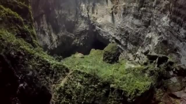 پرواز هلی کوپتر DJI Phantom 2 بر فراز بزرگترین غار دنیا