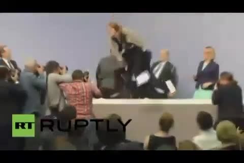 حمله یک دختر جوان به رئیس بانک مرکزی اروپا!!!!!!!!!!!!!