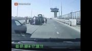 تصادف وحشتناک خودرو با کارگران در وسط جاده!...