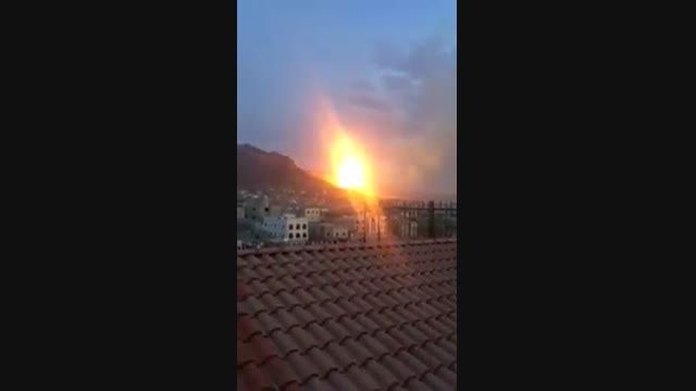 لحظه انفجار بمب های فسفری در یمن (2)