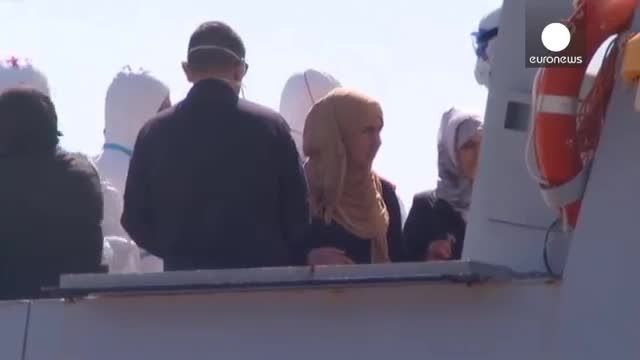 ورود کشتی حامل ۴۴۶ پناهجوی نجات یافته به سواحل ایتالیا
