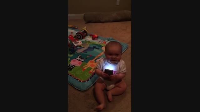 نوزادی كه عاشق موبایله و بدون موبایل نمی تونه زندگی كنه