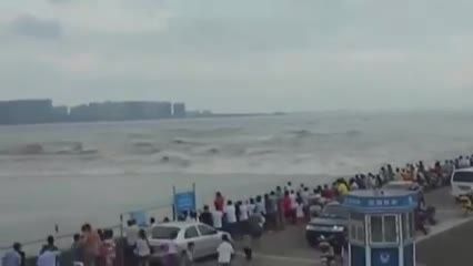برخورد موج سهمگین رودخانه با مردم