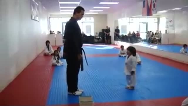 کاراته کار کوچولو که همه رو به خنده انداخت