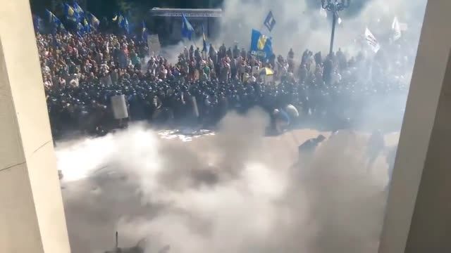 پرتاب نارنجک بین نیروهای امنیتی توسط معترضان اکراینی
