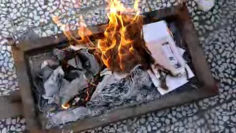 آتش زدن کتب درسی برای انتقام گیری از دروس