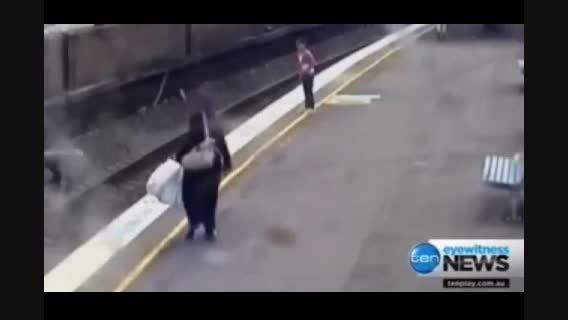 نجات یک دختر از مقابل قطار در آخرین ثانیه
