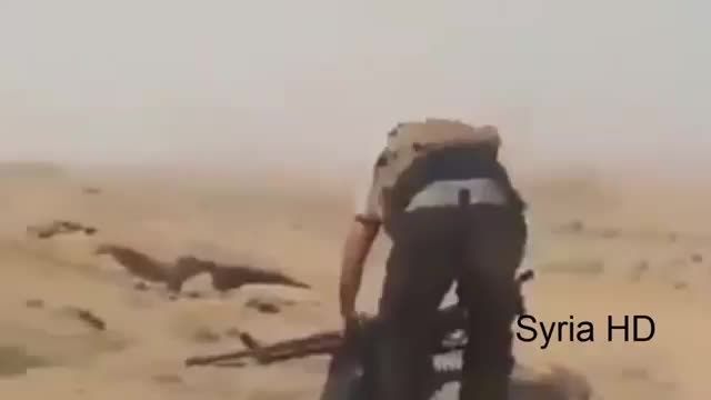 سرباز عراقی زده به سیم آخر