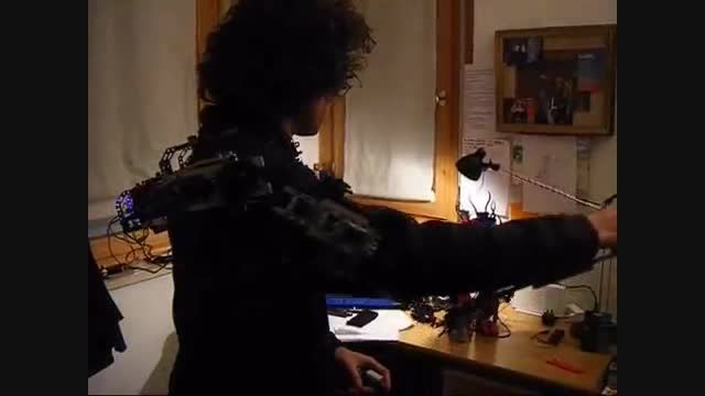 کنترل ربات توسط بازوی پوشیدنی