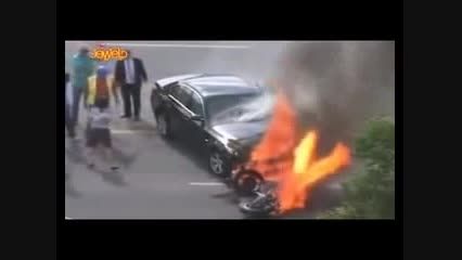 نجات موتور سوار از یک حادثه تصادف (فیلم)