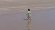 دختر کوچولو و اب بازی در دریا