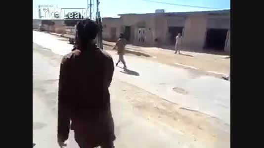 اعدام وحشیانه تروریست (ارتش ازاد) توسط تروریست (داعش)