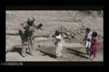 رقص سرباز امریکایی با پسر بچه افغانی
