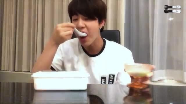 کیم سوک جین BTS در حال غذاخوردن