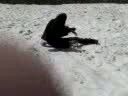لیز خوردن دختر با سینی روی برف های کوه