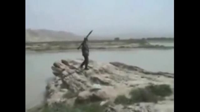صید ماهی با آرپیجی توسط افغانی!!!!!!!!!!!