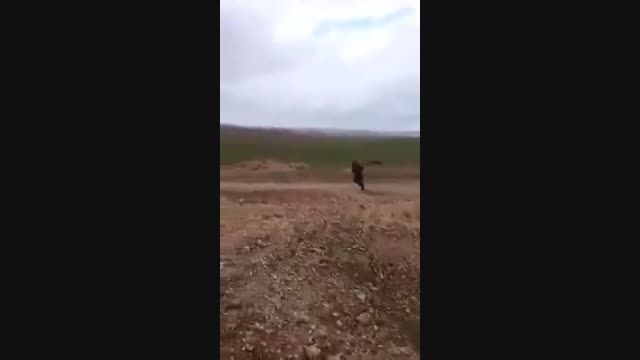 لحظه کشتن یه انگل داعشی رو ببینید . (شجاعت نیروهای YPG)