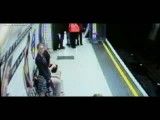 فیلم شوک آور از هل دادن مسافر مترو در ریل توسط مرد عصبانی