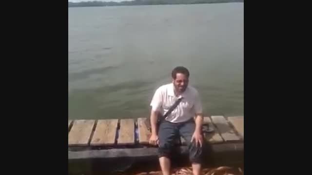 قلقلک دادن مرد توسط گروهی از ماهی ها ته خنده