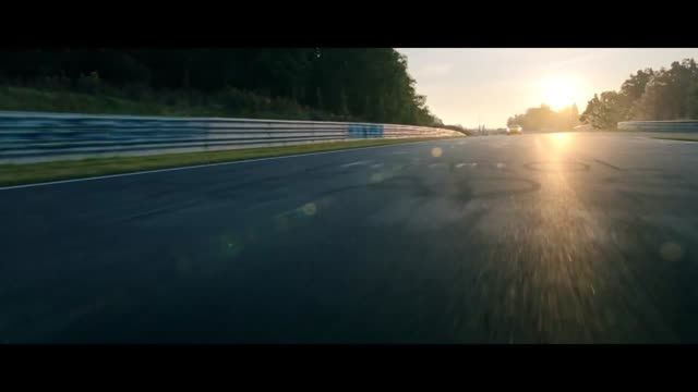 پورشه Cayman GT4 در پیست مسابقه - HD