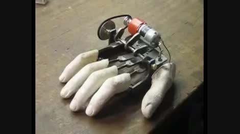 شبیه سازی حرکت دست با وسایل مکانیکی