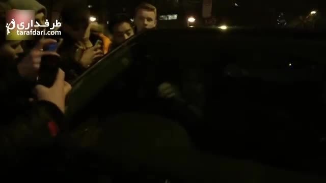 استقبال هواداران آرسنال از سانچس هنگام خروج از استادیوم