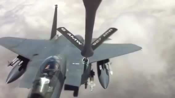 مانور غلت جنگنده F15 ایگل بلافاصله پس از سوختگیری هوایی