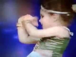 رقصیدن دختر کوچولوی هندی