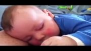 کودکی که در خواب با صدای بلند می خندد