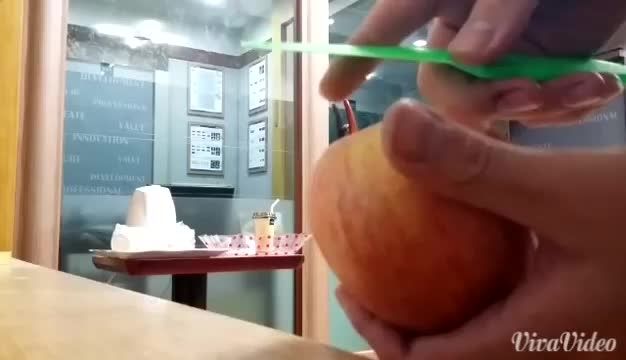 بریدن سیب با چاقوی ساخته شده با پرینتر سه بعدی