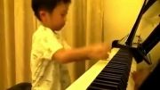 پیانو زدن پسر 4 ساله