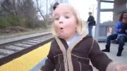 ذوق دختر بچه ای که برای اولین بار قطار میبینه