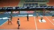 سید علی ضیاء در حال بازی والیبال