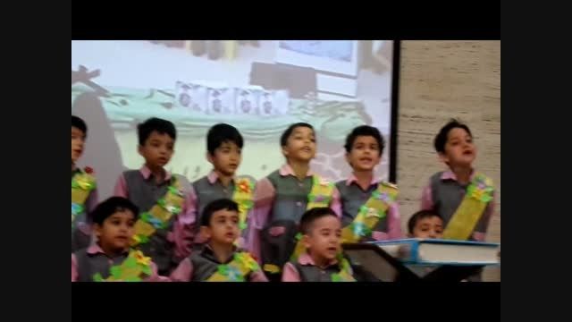 اجرای سرود توسط نوآموزان کلاس خانم احمدی