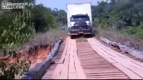 عاقبت گذر کامیون از روی پل چوبی
