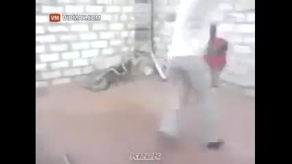 کتک خوردن بچه به خاطر لایی زدن!!