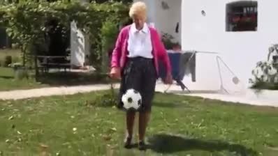 پیر زن فوتبالیس